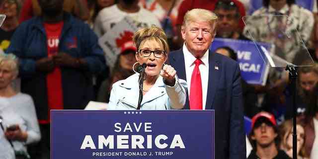 Die frühere Gouverneurin von Alaska, Sarah Palin, spricht, während der ehemalige US-Präsident Donald Trump während eines zuschaut "Rette Amerika" Kundgebung im Alaska Airlines Center am 09. Juli 2022 in Anchorage, Alaska.