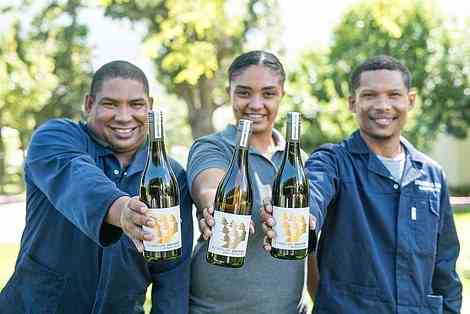 Cheers: Mitarbeiter von The Leeu Estate mit Mullineux und Leeu-Wein