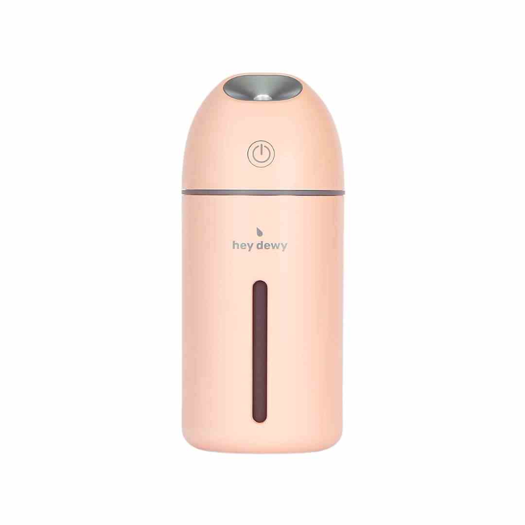 Ein blush pink Hey Dewy kabelloser Luftbefeuchter auf weißem Hintergrund