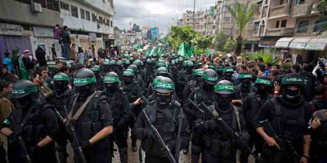 Palästinensische Hamas-Bewaffnete während einer Kundgebung zum Gedenken an den Jahrestag der Hamas-Terrorgruppe in Gaza-Stadt, Gaza. 