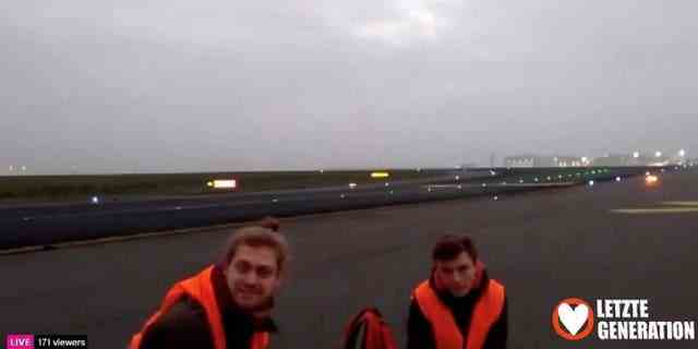 Mitglieder der Klimaschutzgruppe Last Generation kleben sich auf dem Rollfeld eines Flughafens in Berlin fest.