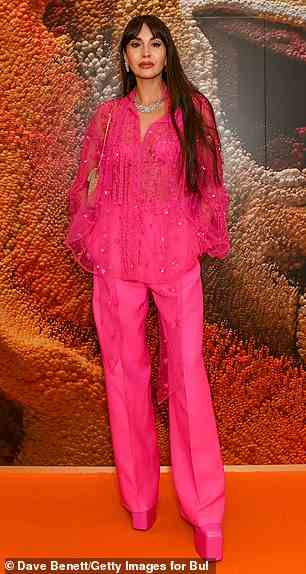 Großartige Ankünfte!  Zara war eine Farbvision in einem fuchsiafarbenen Hosenanzug