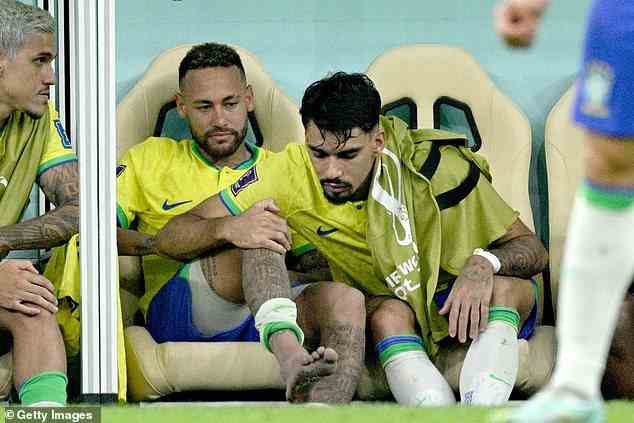 Neymars Knöchel sah bereits geschwollen aus, als er nach seiner Auswechslung seinen Schuh auszog