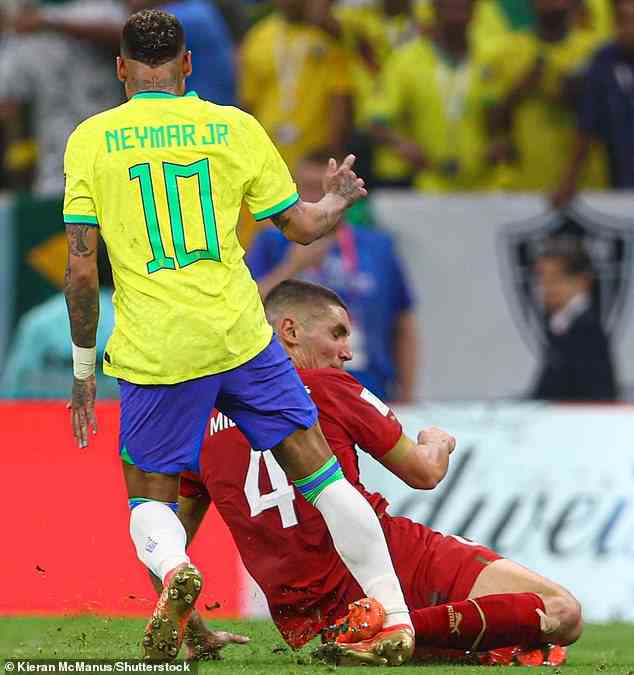 Neymar verdrehte sich nach einer weiteren schweren Herausforderung in der zweiten Halbzeit seinen rechten Knöchel