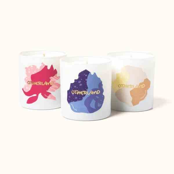 Otherland Build a Box The Threesome drei weiße Kerzen mit bunten Abziehbildern auf blassgelbem Hintergrund