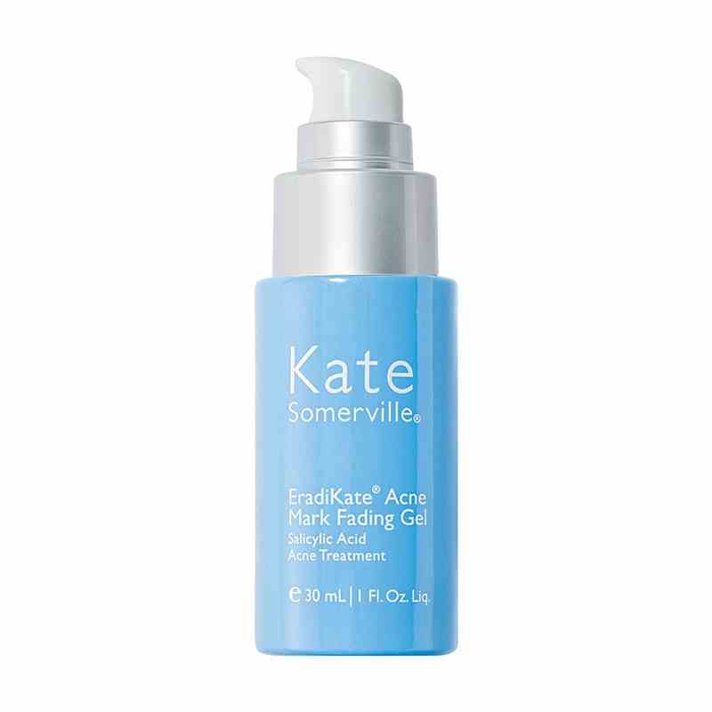 Eine blaue Pumpflasche des Kate Somerville EradiKate Acne Mark Fading Gels auf weißem Hintergrund