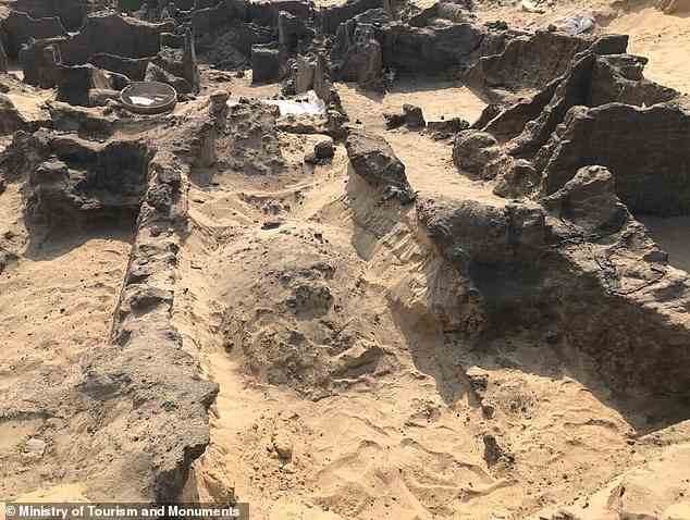 Die Behörden sagen, dass eine Reihe von Mumien in der Nekropole von Qewaisna gefunden wurden, einer Grabstätte in Ägypten mit Hunderten von Gräbern aus verschiedenen Epochen der Geschichte des Landes