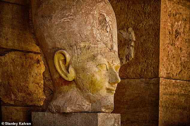 Dem Mythos zufolge wurde Osiris, der Gott der Verstorbenen, getötet und in Stücke gehackt, die über ganz Ägypten verstreut waren.  Dargestellt ist Osiris an der Fassade des Totentempels von Hatschepsut, Ägypten