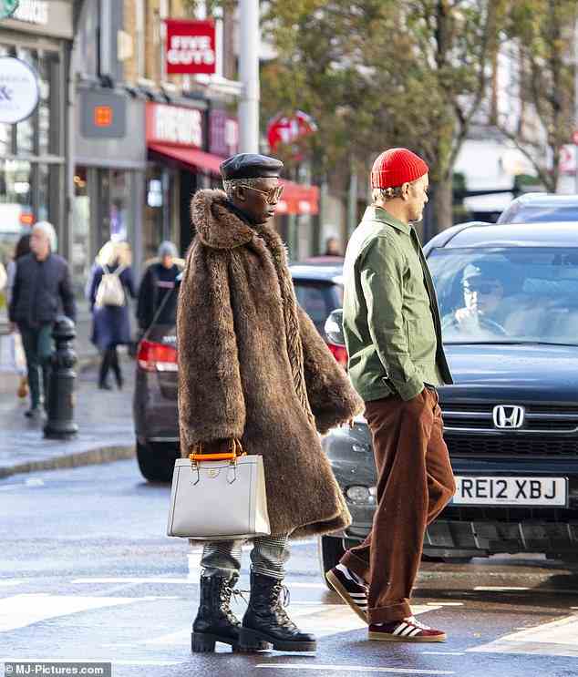 Stadt London: Alle Kleidungsstücke von Jodie waren Gucci – ihr Mantel im Einzelhandel für etwa 8.850 £, ihre Handtasche 2.990 £, ihre Wollhose 1.050 £, Lederstiefel 1.050 £, Sonnenbrille 340 £ und eine Baskenmütze im Wert von 400 £