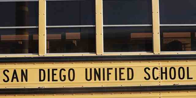 Die Beschilderung des San Diego Unified School District ist am 9. Juli 2020 auf einem Schulbus der Navistar International Corp. in San Diego, Kalifornien, zu sehen.