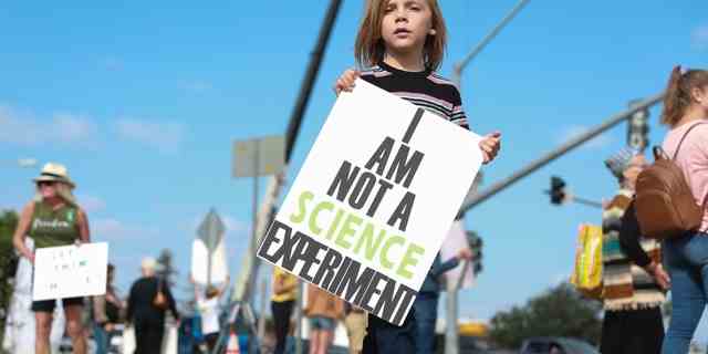 Demonstranten demonstrieren am 28. September 2021 vor dem Büro des San Diego Unified School District in San Diego, Kalifornien.