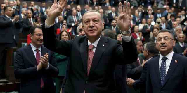 Der türkische Präsident und Vorsitzende der Partei für Gerechtigkeit und Entwicklung, Recep Tayyip Erdogan, wird von seinen Parteimitgliedern begrüßt, bevor er am 23. November 2022 vor der Großen Türkischen Nationalversammlung in Ankara eine Rede hält.