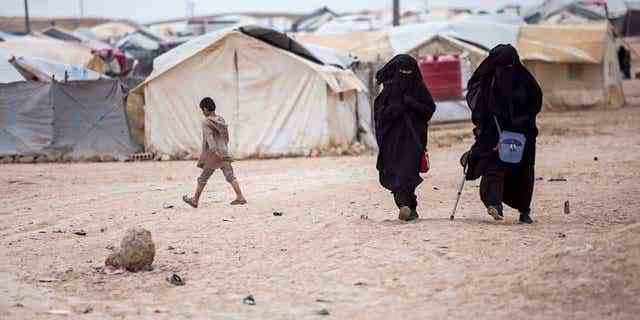 Frauen gehen durch das Lager al-Hol, das rund 60.000 Flüchtlinge beherbergt, darunter Familien und Unterstützer der Gruppe Islamischer Staat.