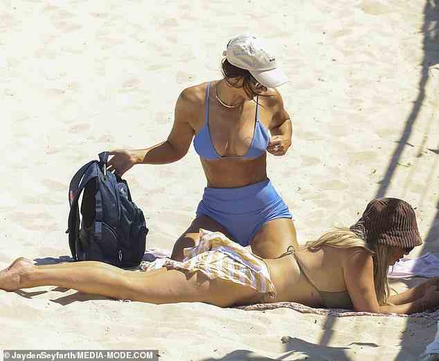 Einmal rückte sie ihren Bikini-BH zurecht, während sich ihre Freundin vor ihr im Sand entspannte