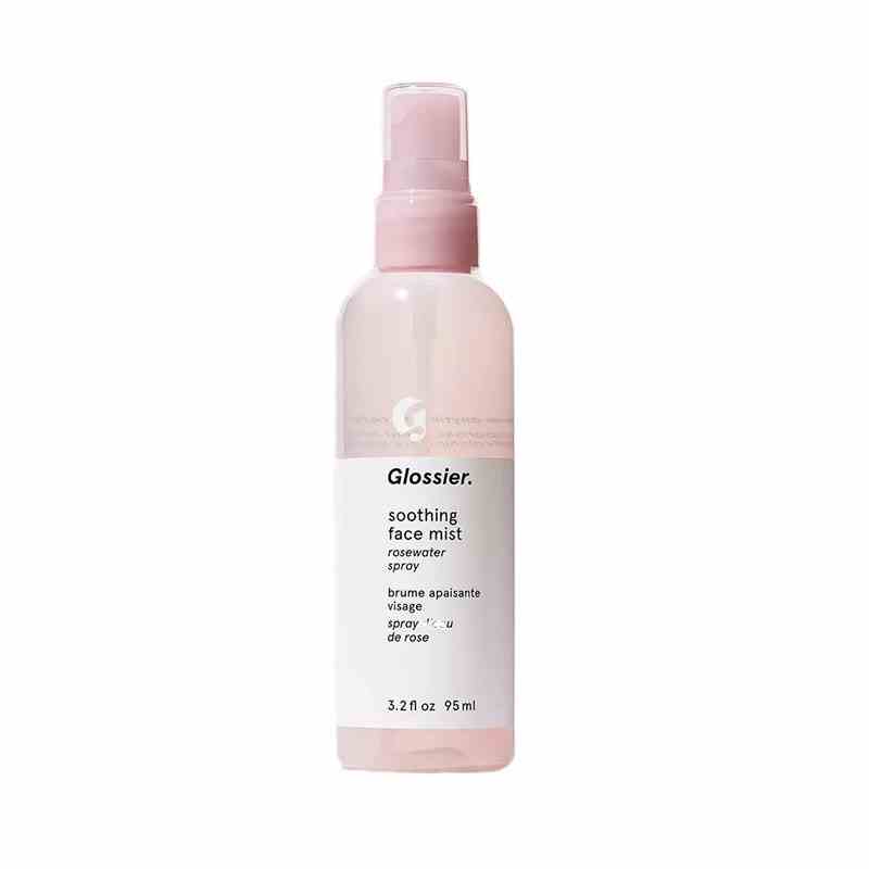 Eine rosa Sprühflasche des Glossier Soothing Face Mist auf weißem Hintergrund