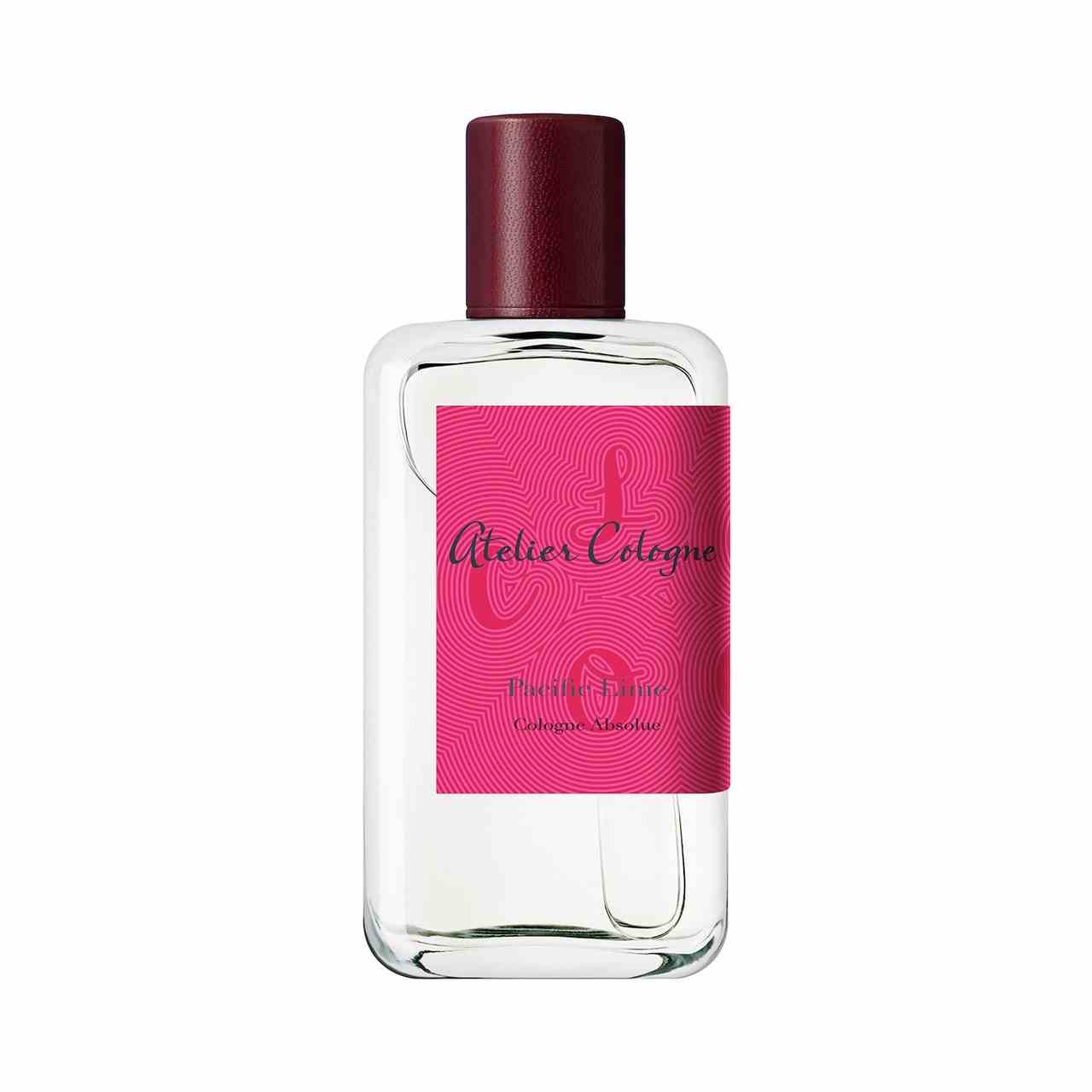 Atelier Cologne Pacific Lime Pure Perfume rechteckige Parfümflasche mit rosa Etikett und burgunderfarbener Kappe auf weißem Hintergrund