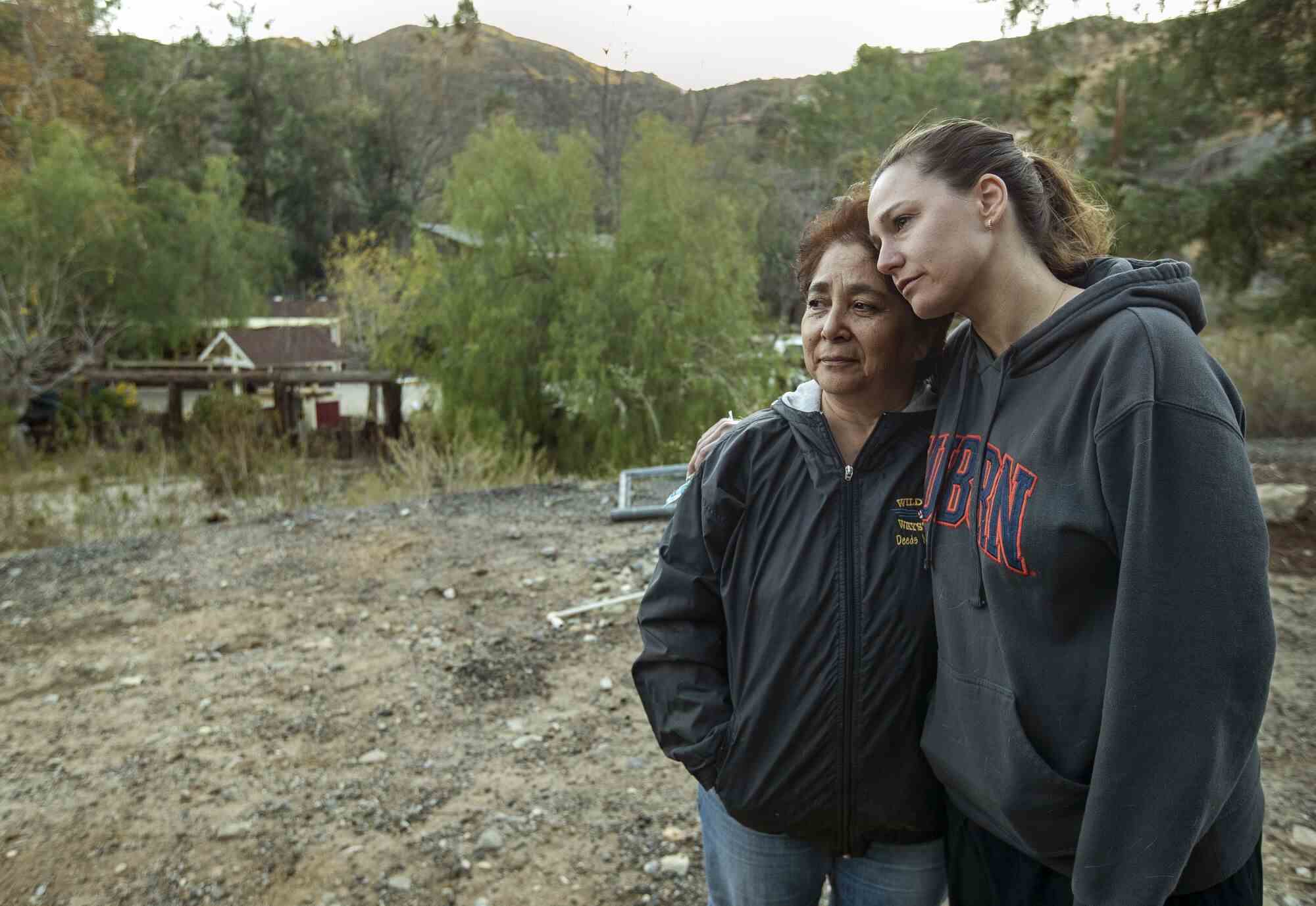 Zwei Frauen umarmen sich im Angeles National Forest
