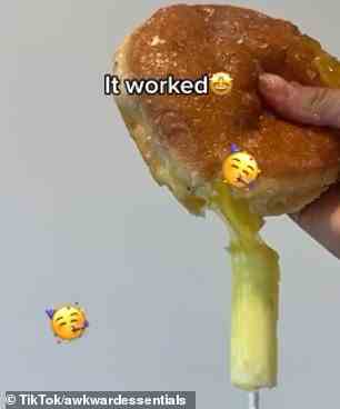 Der Schwamm wurde in einem TikTok-Video beworben, das seine Saugfähigkeit mit einem Vanillepudding-Donut zeigt