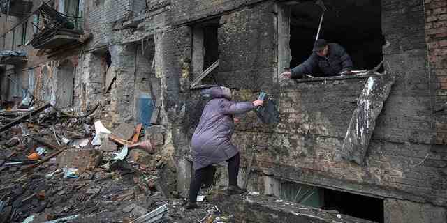 Menschen sammeln ihre Habseligkeiten aus einem beschädigten Haus nach russischem Beschuss in der Stadt Vyshgorod, außerhalb der Hauptstadt Kiew, Ukraine, Donnerstag, 24. November 2022.
