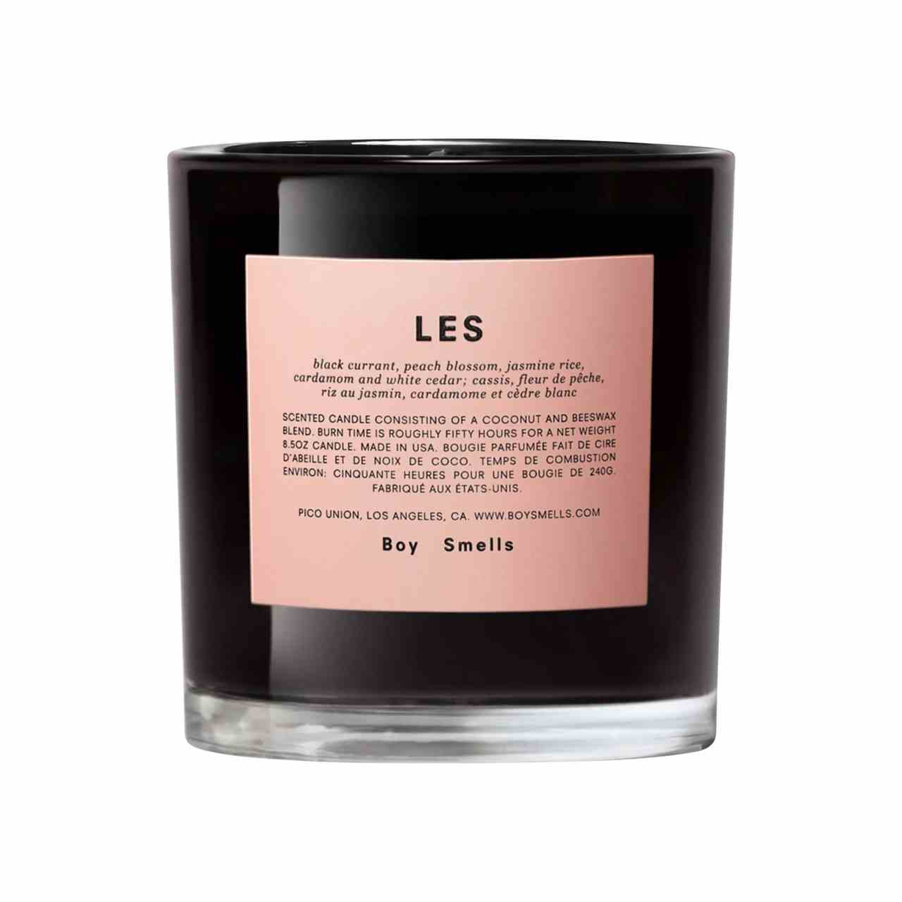 Boy Smells LES Candle schwarze Kerze mit rosa Etikett auf weißem Hintergrund