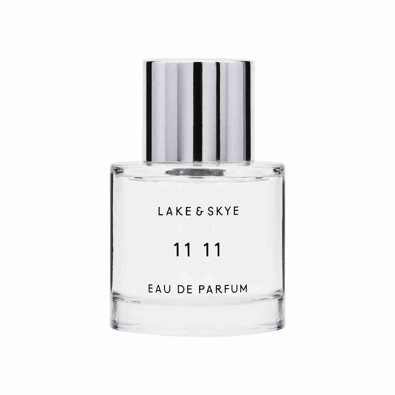 Lake & Skye 11 11 Eau de Parfum gedrungene Zylinderflasche Parfüm mit silberner Kappe auf weißem Hintergrund