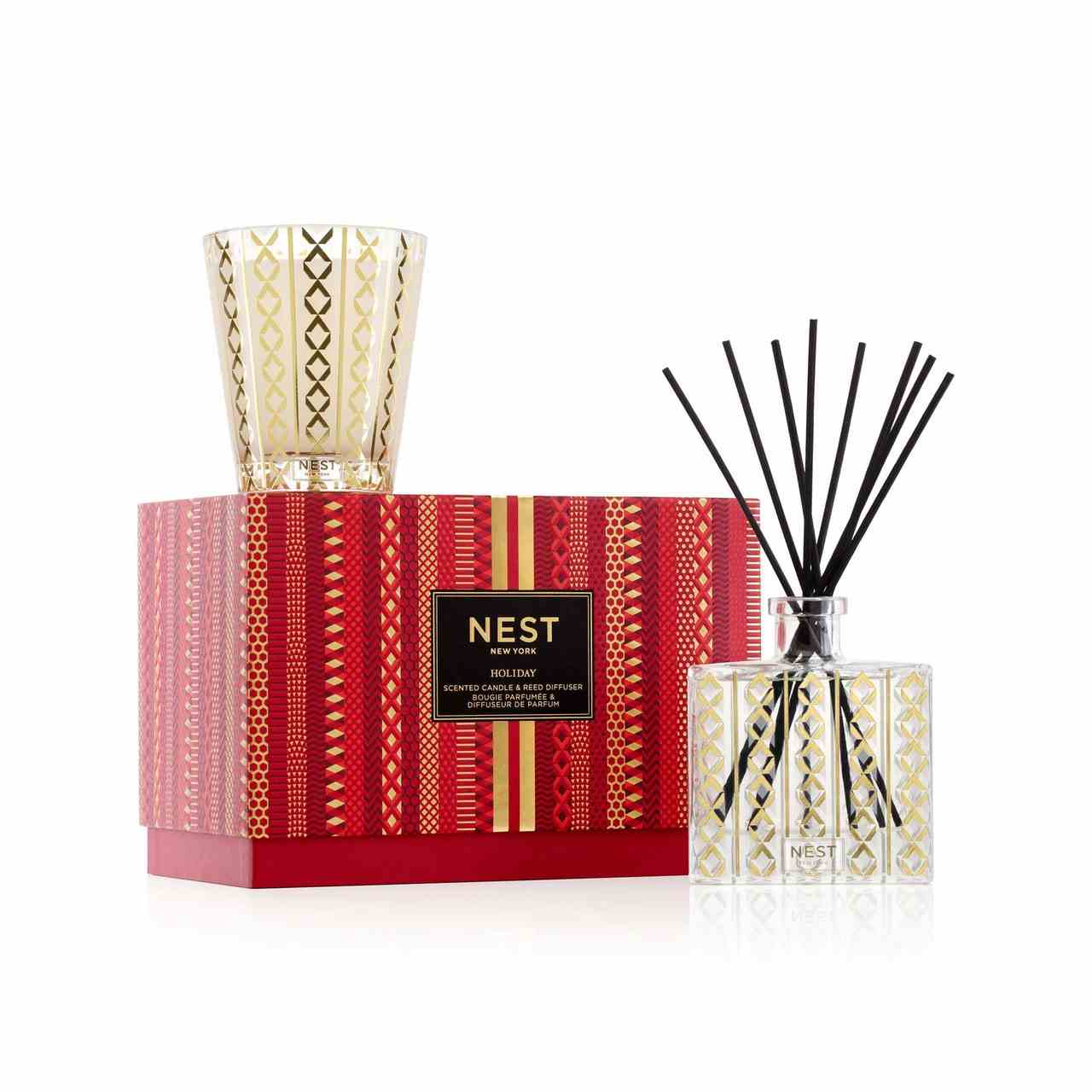 Nest Fragrances Holiday Classic Kerzen- und Diffuser-Set Diffusor und Kerze in Gold und Transparent mit rotem Kästchen auf weißem Hintergrund