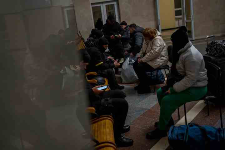 Die ukrainische Polizei führt am Samstag, den 26. November 2022, eine Sicherheitskontrolle der Passagiere durch, bevor sie am Bahnhof Cherson in der Südukraine in den Zug Cherson-Kiew einsteigen. Auf der Flucht vor Beschuss strömten am Samstag Hunderte von Zivilisten aus der südukrainischen Stadt, deren Rückeroberung sie erobern hatte nur wenige Wochen zuvor gefeiert.  (AP Foto/Bernat Armangue)