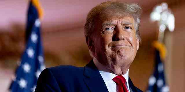 Der frühere Präsident Donald Trump gibt bekannt, dass er am 15. November 2022 in Mar-a-Lago in Palm Beach, Florida, zum dritten Mal für das Präsidentenamt kandidiert.