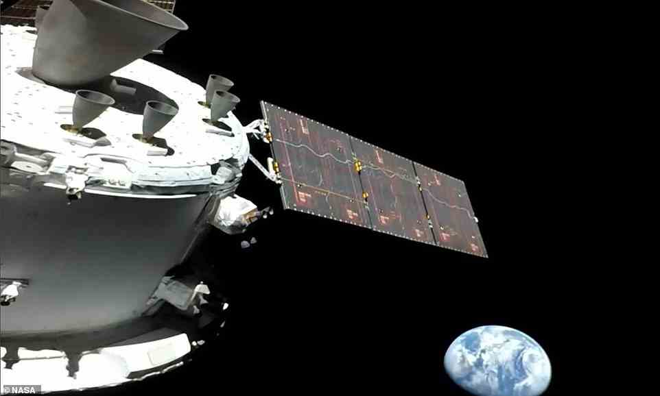 Die Kapsel hat bereits neun Stunden nach ihrer epischen Reise ein atemberaubendes „blaues Marmorbild“ der Erde aufgenommen.  Das Foto zeigt den runden Planeten, den wir Heimat nennen, gefüllt mit wirbelnden weißen Wolken und blauen Ozeanen, umgeben von der Schwärze des Weltraums, zusammen mit Teilen des orbitalen Manövriersystems und des an Orion befestigten Flügels der Solaranlage