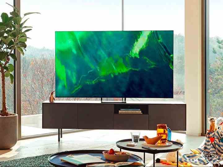 Ein 65-Zoll-QLED-4K-Smart-TV von Samsung in einem Wohnzimmer.