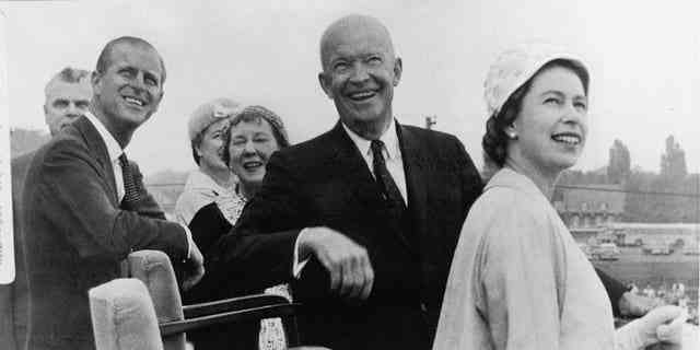 Präsident Dwight D. Eisenhower – abgebildet mit seiner Frau Mamie Eisenhower, Königin Elizabeth II. und Prinz Philip im Juni 1959 – war 70 Jahre alt, als er sein Amt niederlegte. 