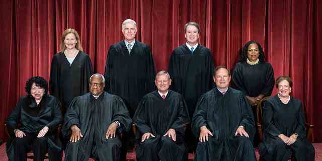 Mitglieder des Obersten Gerichtshofs sitzen am Freitag, den 07. Oktober 2022, im Gebäude des Obersten Gerichtshofs auf dem Capitol Hill in Washington, DC, für ein Gruppenfoto nach der kürzlichen Hinzufügung von Associate Justice Ketanji Brown Jackson. 