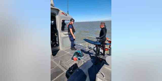 Zwei Rettungsschiffe der Küstenwache wurden entsandt, um den Mann zu retten, der ohne Schwimmweste in der Nähe von Galveston Bay trieb. 