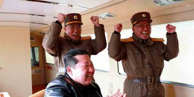 Auf diesem Foto, das von der nordkoreanischen Regierung verteilt wird, klatscht der nordkoreanische Führer Kim Jong Un an der Front während eines Testfeuers einer angeblich ballistischen Hwasong-17-Interkontinentalrakete (ICBM) an einem unbekannten Ort in Nordkorea am 24. März , 2022. (Korean Central News Agency/Korea News Service via AP)