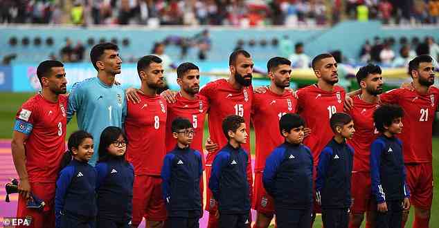 Iranische Spieler stehen während ihrer Nationalhymne vor dem Fußballspiel der Gruppe B der FIFA-Weltmeisterschaft 2022 zwischen England und dem Iran im Khalifa International Stadium in Doha