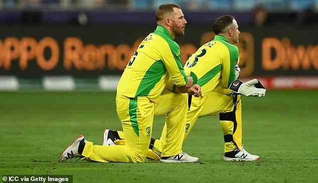 Aaron Finch aus Australien und Matthew Wade knien während des ICC Men's T20 World Cup Finales im Jahr 2021