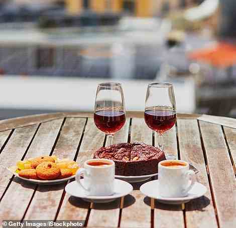 Wein, Kaffee und Dessert in der Hauptstadt Funchal.  Hier checkt Emma im Castanheiro Boutique Hotel ein