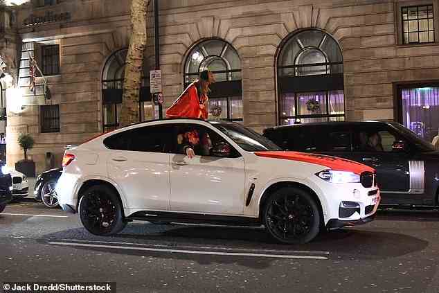 Albaner bringen Unruhe in die Londoner Innenstadt, wenn sie am Montagabend den Unabhängigkeitstag feiern, indem sie Autohupen hupen und den Verkehr blockieren