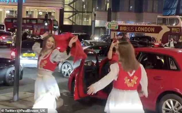 Junge Frauen zogen traditionelle Kleider an und tanzten auf der Straße