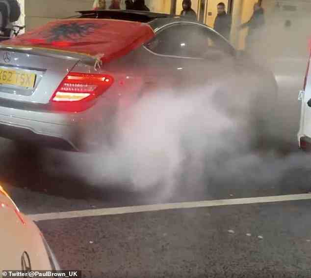 Ein Mercedes führt im Rahmen der Feierlichkeiten zum albanischen Unabhängigkeitstag im Zentrum von London einen Raddurchdreher durch