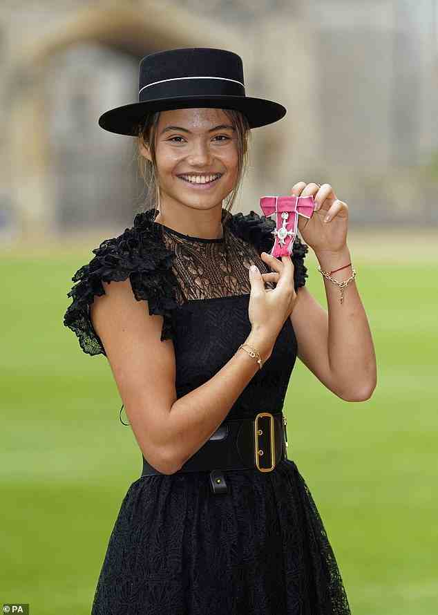 Herzlichen Glückwunsch: Die 20-jährige Athletin strahlte, als sie für Fotos posierte, nachdem sie die für Verdienste um den Tennissport verliehene Ehre bei einer Investiturzeremonie auf Schloss Windsor entgegengenommen hatte