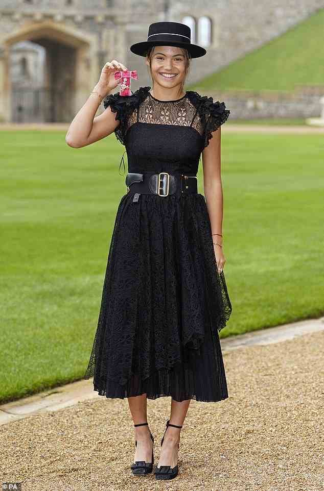 Auffallend: Die Dior-Botschafterin sah für die Zeremonie in einem eleganten Midikleid im Wert von 5.800 £ aus schwarzer Seidenspitze mit kurzen Ärmeln, das sie mit einer Bootsmütze kombinierte, strahlend aus