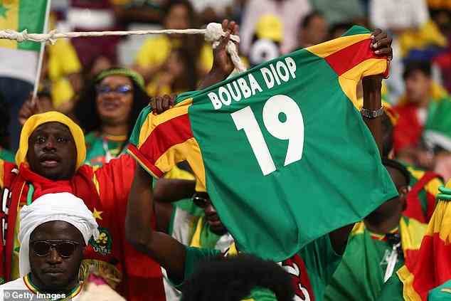 Trikots mit dem Namen Bouba Diop waren während des Spiels in der Menge zu sehen