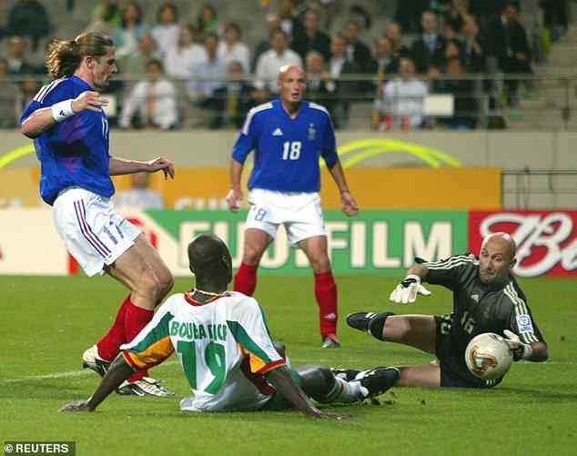 Diop trifft im Eröffnungsspiel der WM 2002 den berühmten Sieger gegen Frankreich
