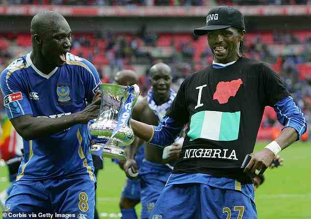 Diop (links) mit dem Spitznamen „der Kleiderschrank“ spielte für mehrere Mannschaften der Premier League und gewann 2008 mit Portsmouth den FA Cup