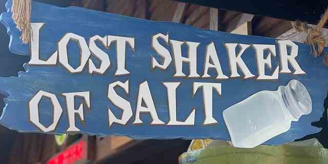 Sehen Sie in diesem Bild ist a "Verlorener Salzstreuer" Schild an der Bar in Margaritaville.