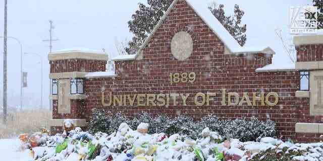Ein Denkmal für die getöteten Studenten an der Universität von Idaho, Montag, 28. November 2022, ist mit Schnee bedeckt.  Das Denkmal ist zu Ehren der Opfer eines vierfachen Mordes am 13. November in einem Haus außerhalb des Campus.