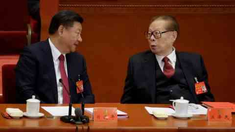 Der chinesische Staatschef Xi Jinping spricht während des Nationalkongresses der Kommunistischen Partei in Peking am 24. Oktober 2017 mit dem ehemaligen Staatschef Jiang Zemin. 
