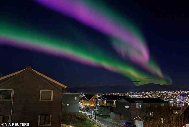 Die Aurora – ein natürliches Lichtspiel am Erdhimmel – kann auch im Norden Großbritanniens sichtbar sein.  Abgebildet ist das Nordlicht, auch Aurora Borealis genannt, am Himmel über Tromsø, Norwegen, am 2. November 2022