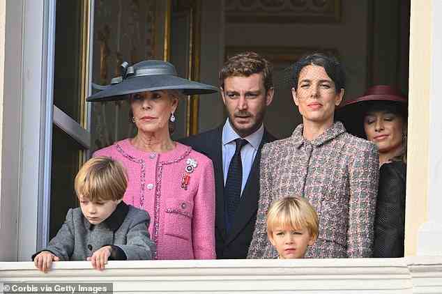 Prinzessin Caroline von Monaco (links) mit ihrer Tochter Charlotte (zweite rechts) und ihren beiden Söhnen am Nationalfeiertag von Monaco im November 2022
